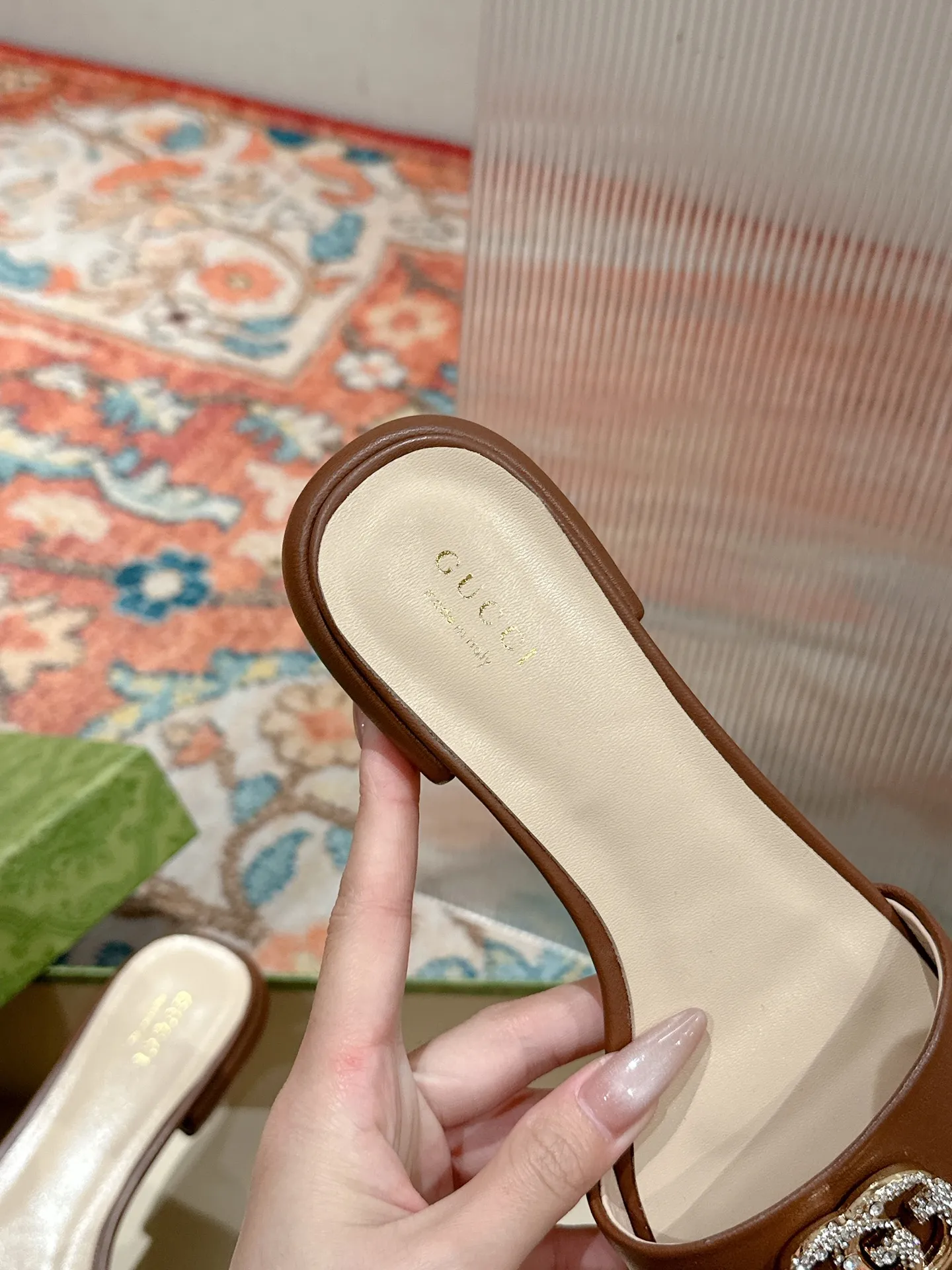 👟👟Ex-factory price 520👟👟 Every detail of Gucci's 2025 spring and summer new open-toe sandals and slippers has been carefully crafted, and design elements such as round toes and thick heels are cleverly used to create a fashionable retro style. The archived double G diamond-encrusted buckle details are reminiscent of the brand's fashionable atmosphere. ▪️Material: original custom sheepskin ▪️Inner lining/foot: high-end custom sheepskin ▪️Heel height: 1.0cm ▪️Number of yards: 35-39 (customized at 40.41.42, non-returnable)